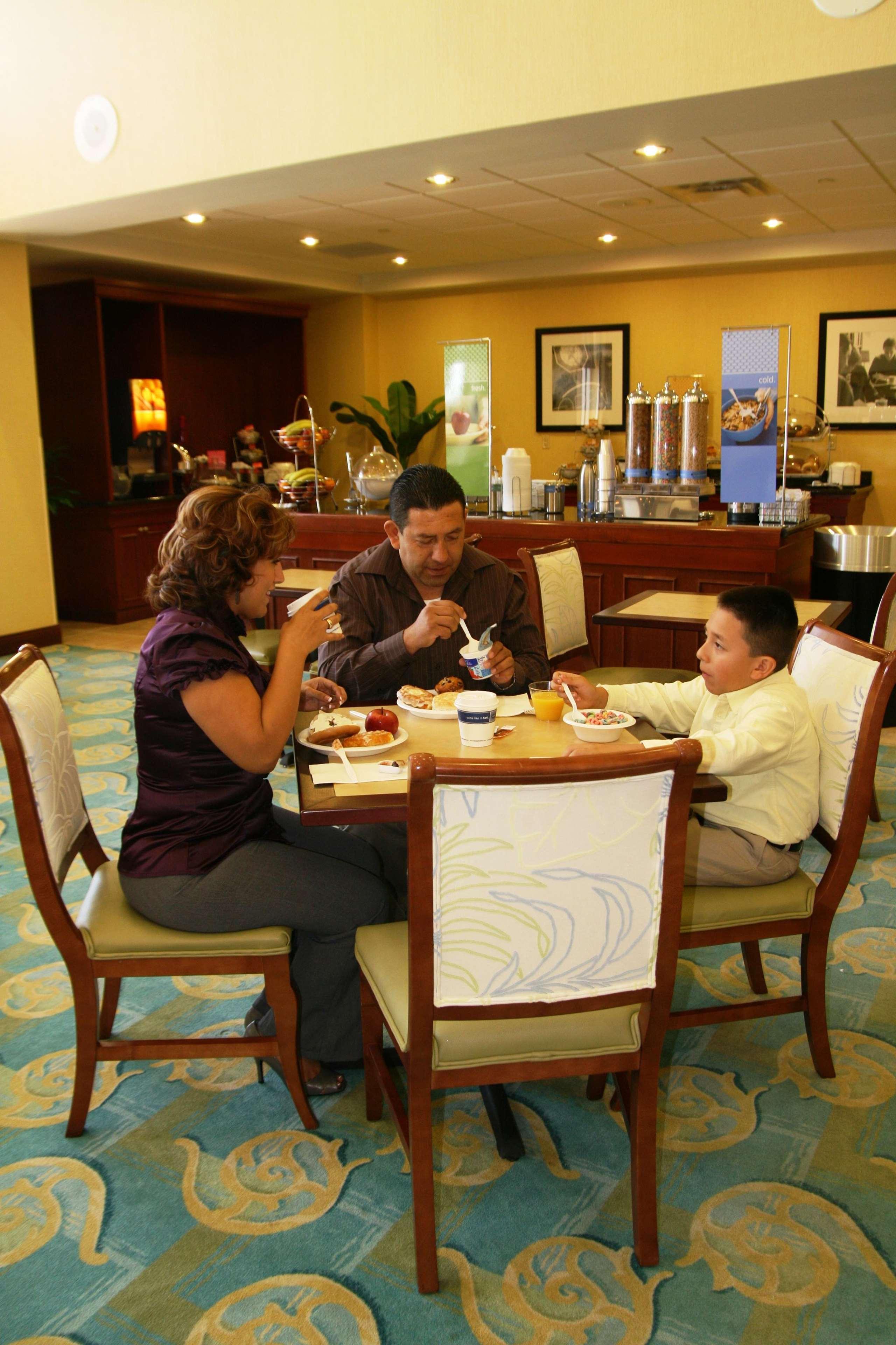 Hampton Inn & Suites Fort Myers-Colonial Boulevard Restaurant foto